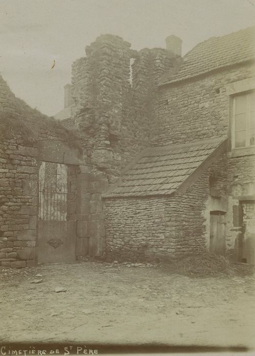 Ancienne église Saint-Pierre : Vue partielle des ruines