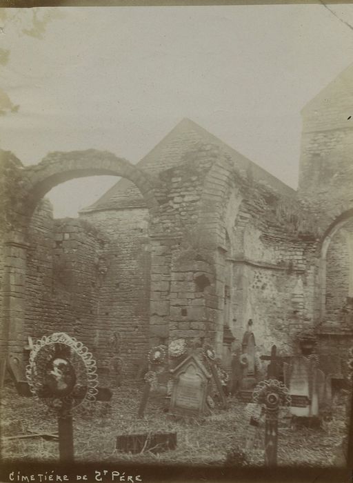 Ancienne église Saint-Pierre : Vue partielle des ruines