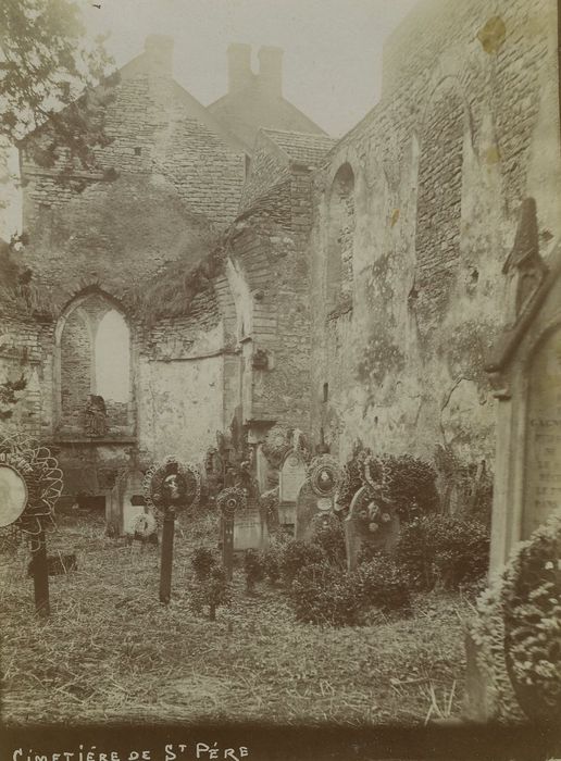 Ancienne église Saint-Pierre : Vue partielle des ruines