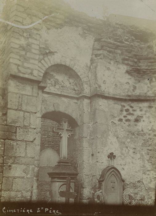 Ancienne église Saint-Pierre : Vue partielle des ruines