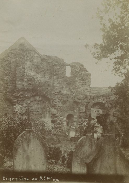 Ancienne église Saint-Pierre : Vue partielle des ruines