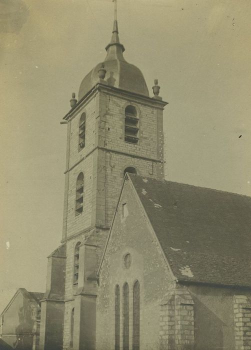 Eglise Saint-Pierre-le-Rond : Clocher, vue générale