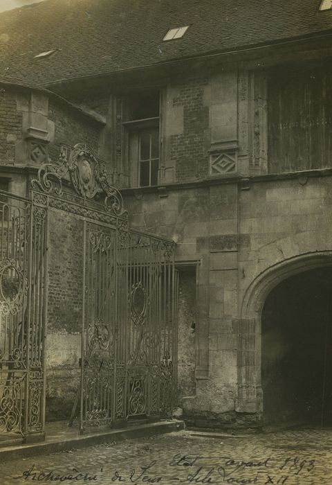 Ancien archevêché ou ancien palais archiépiscopal : Vue partielle d’une façade non localisée