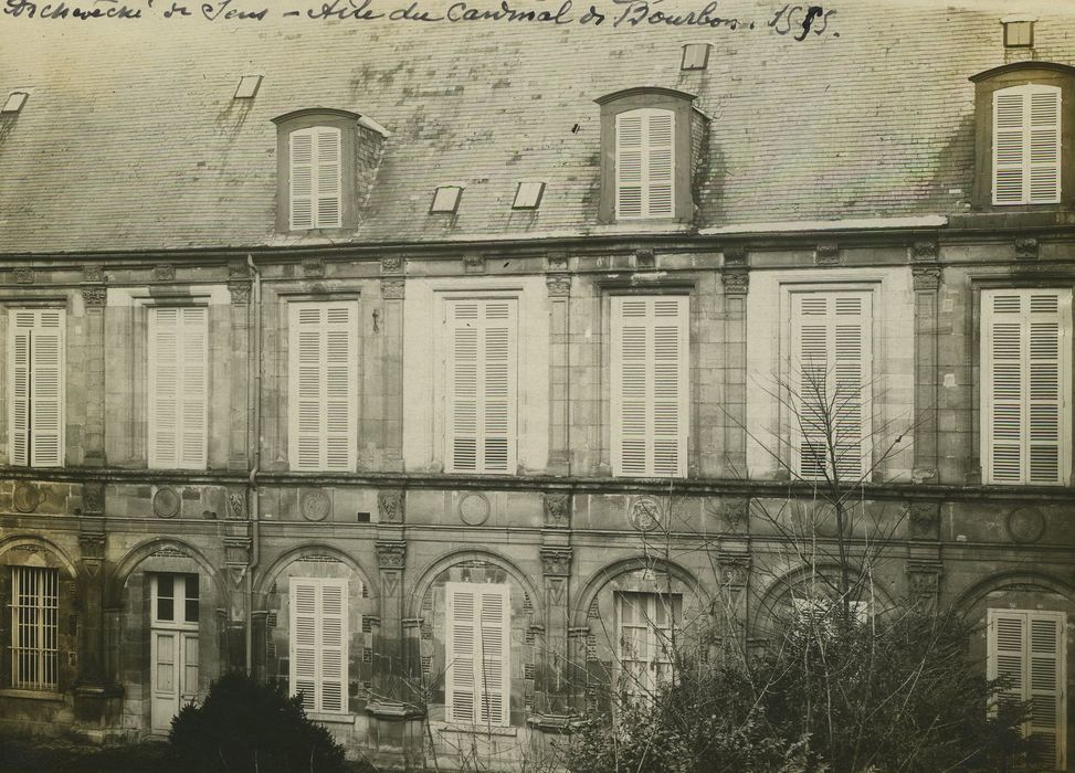 Ancien archevêché ou ancien palais archiépiscopal : Vue partielle d’une façade non localisée