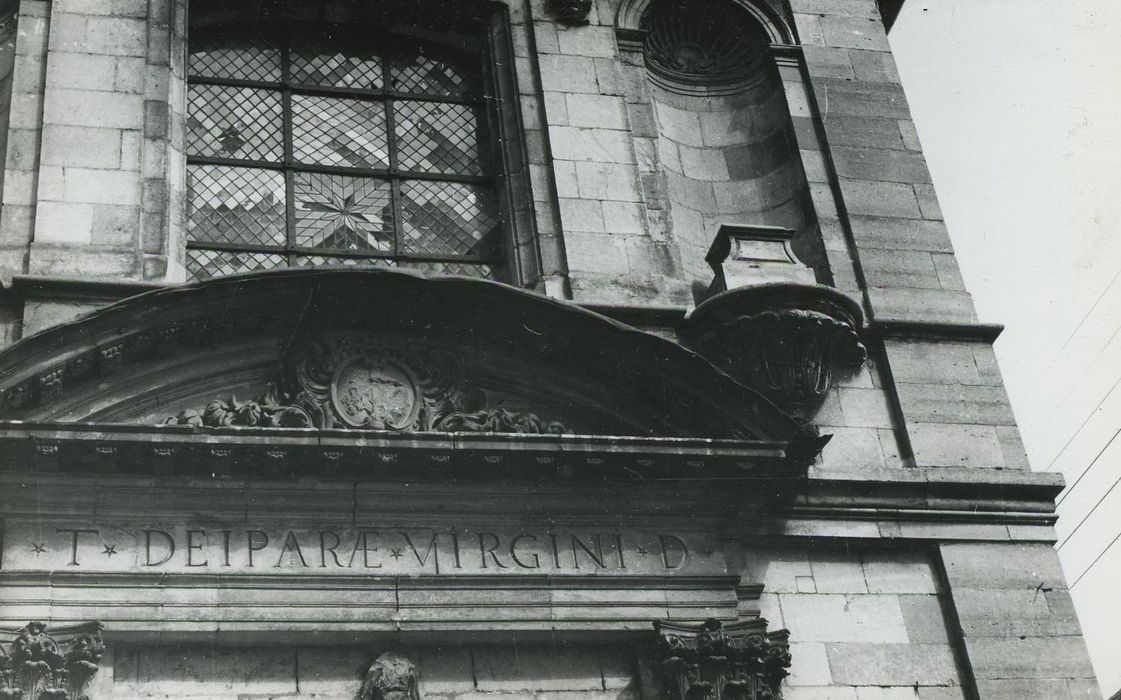 Lycée : Façade occidentale, détail du linteau du portail