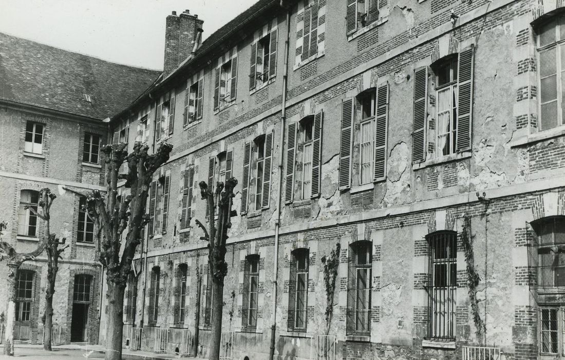 Lycée : Cour intérieure, vue partielle des façades