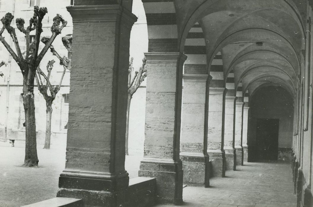 Lycée : Ancien cloître, vue partielle d’une galerie