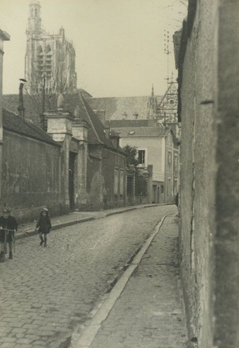 Hôtel de Vaudricourt : Portail sur rue, vue générale