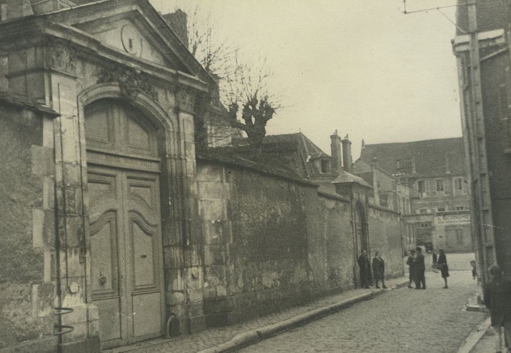 Hôtel de Vaudricourt : Portail sur rue, vue générale