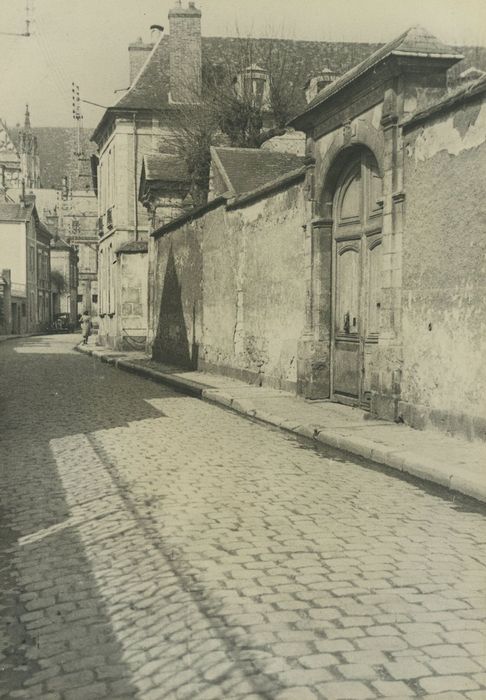 Hôtel de Vaudricourt : Portail sur rue, vue générale