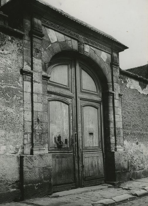 Hôtel de Vaudricourt : Portail sur rue, vue générale