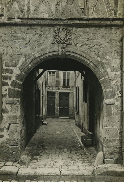 Maison : Portail sur rue, vue générale