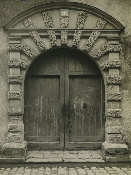 Maison : Portail sur rue, vue générale