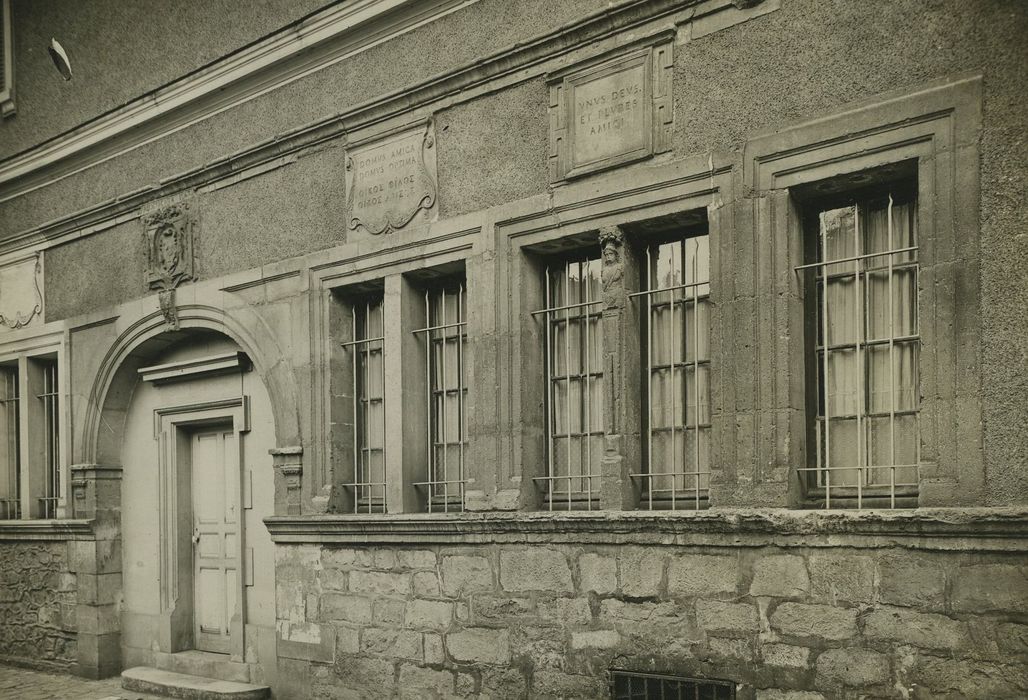 Maison : Façade sur rue, vue partielle