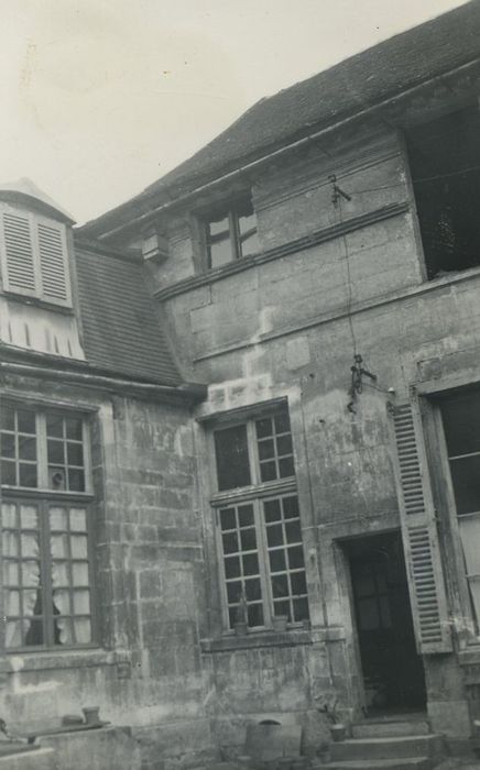 Maison : Façade sur cour, vue partielle