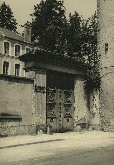 Propriété dite Castel des Remparts : Portail sur rue, vue générale