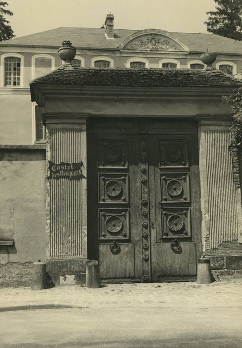 Propriété dite Castel des Remparts : Portail sur rue, vue générale