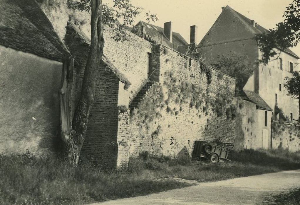 Ancienne enceinte de la ville : Vue partielle des remparts côté nord