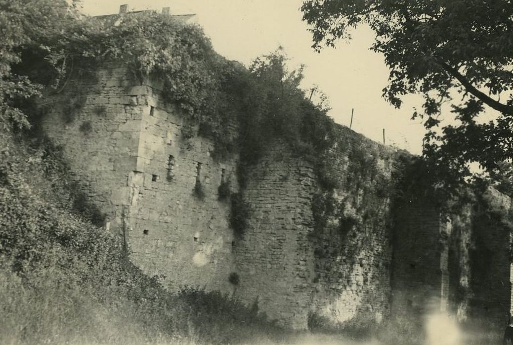 Ancienne enceinte de la ville : Vue partielle des remparts côté nord