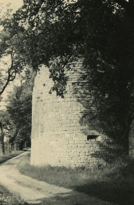 Ancienne enceinte de la ville : Tour Rouge, vue partielle