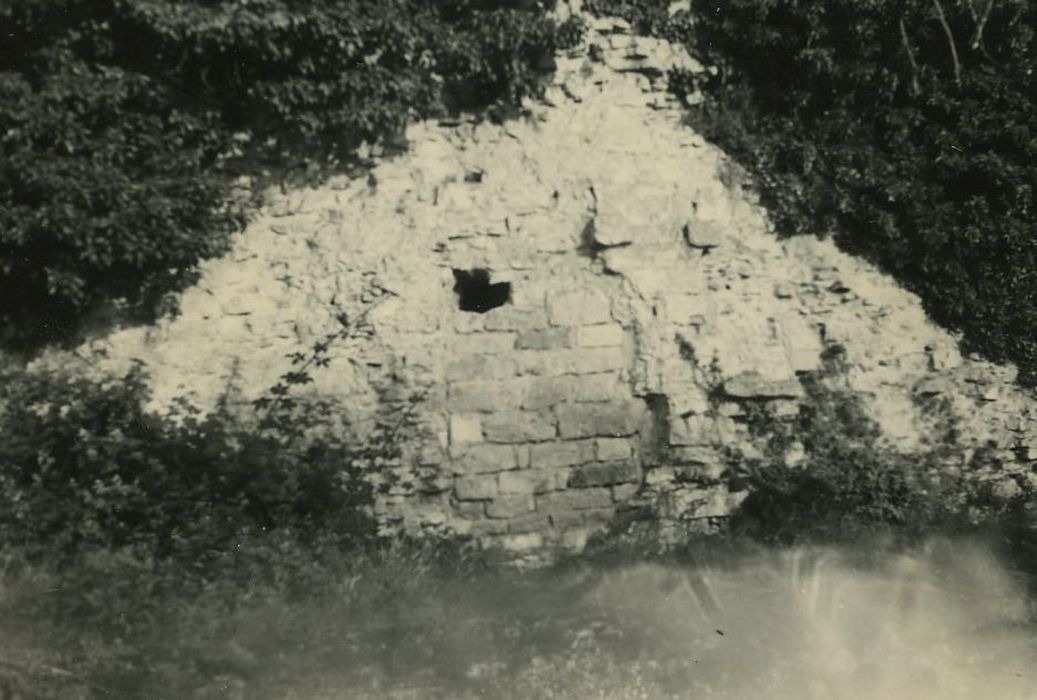 Ancienne enceinte de la ville : Détail d’une meutrière, galerie souterraine située sous le mur d’enceinte à gauche de la porte Neuve