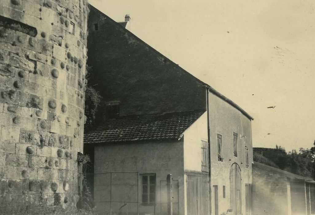 Ancienne enceinte de la ville : Vue partielle des habitations contruites contre les remparts après la porte Neuve