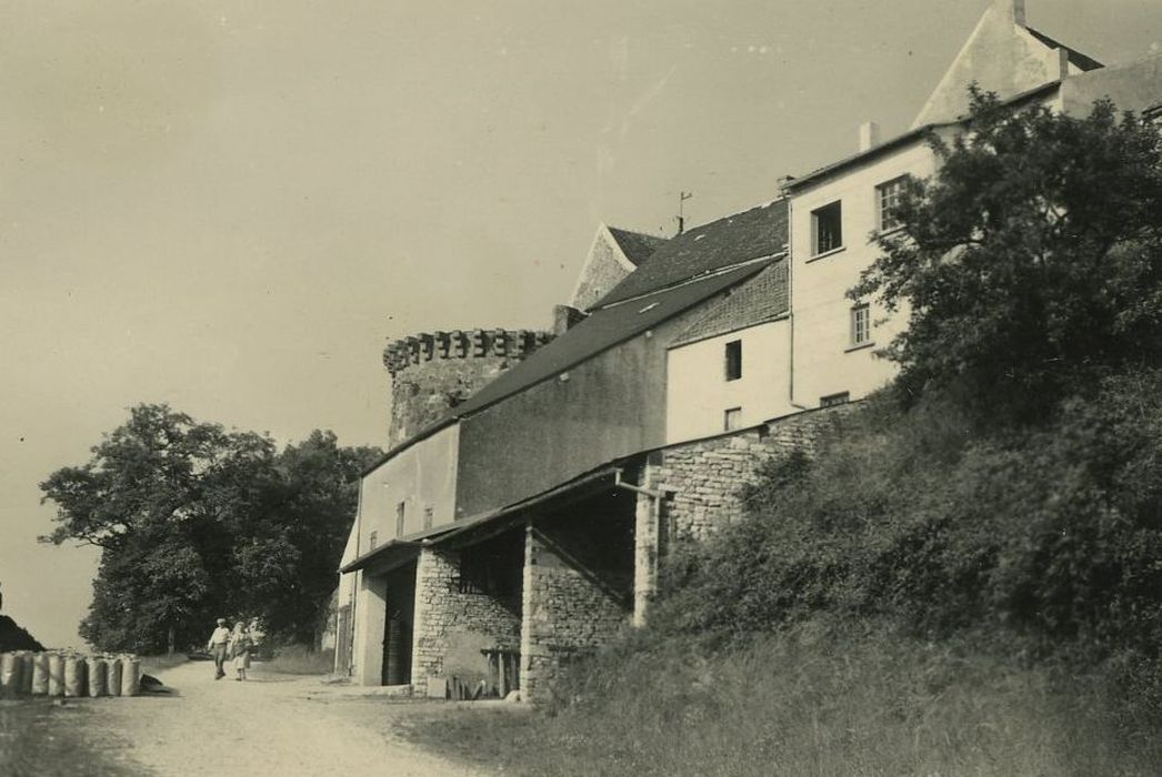 Ancienne enceinte de la ville : Vue générale des habitations contruites contre les remparts après la porte Neuve