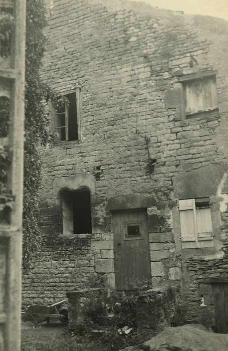 Maison : Façade sur rue, vue partielle