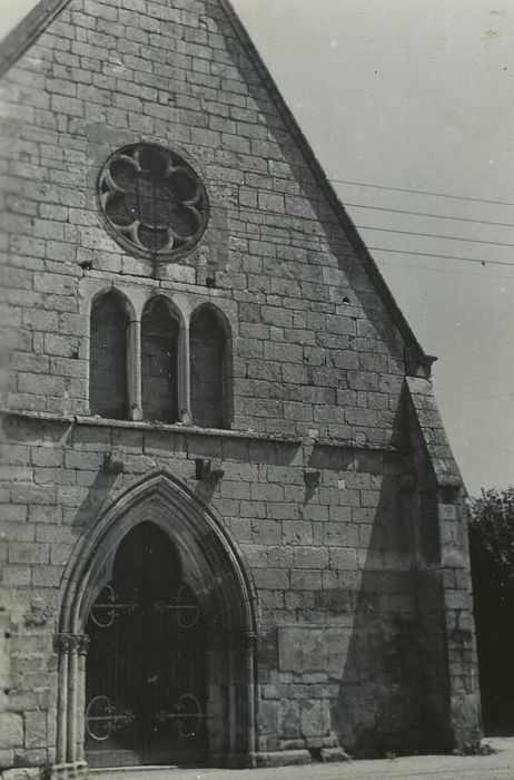 Eglise paroissiale : Façade occidentale, vue partielle