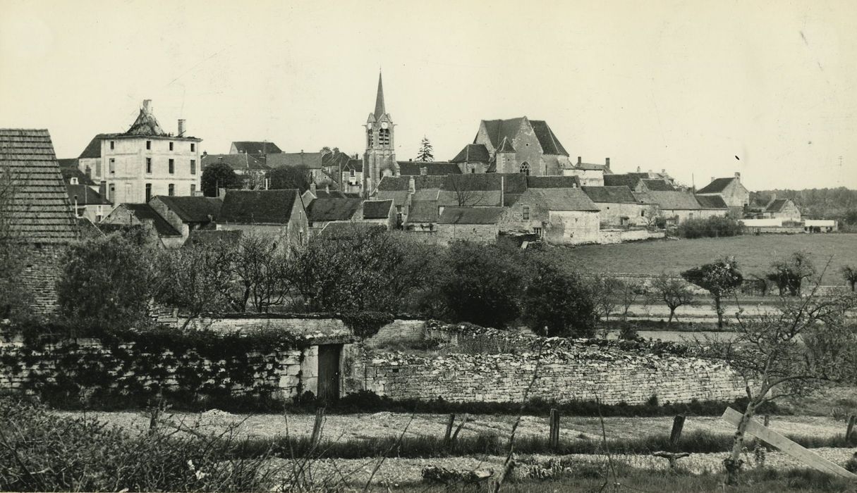 Eglise paroissiale : Vue générale de l’église dans son environnement