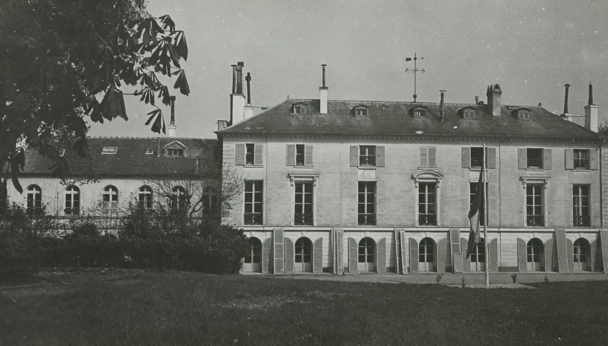 Domaine de la Petite Roseraie : Façade ouest, vue générale