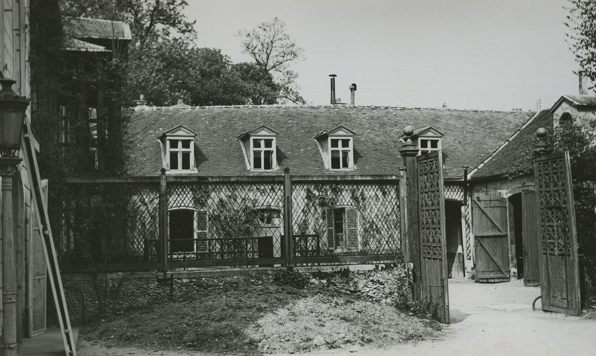 Domaine de la Petite Roseraie : Communs, façade sud, vue partielle