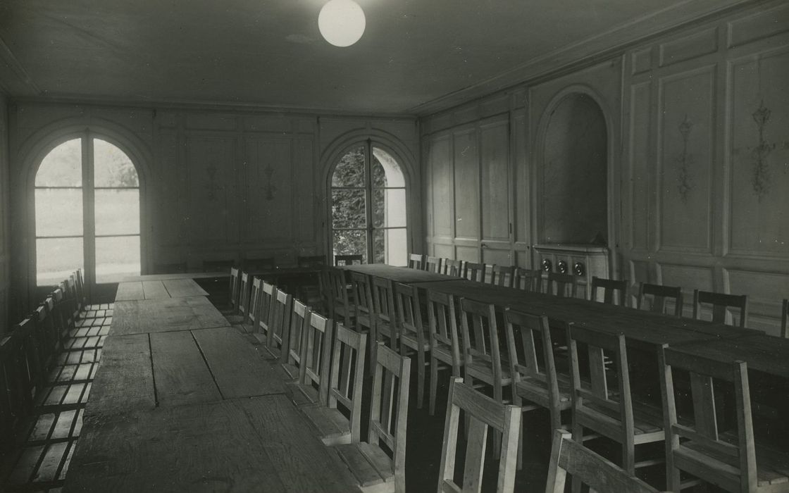 Domaine de la Petite Roseraie : Salle à manger, lambris de revêtement, vue partielle