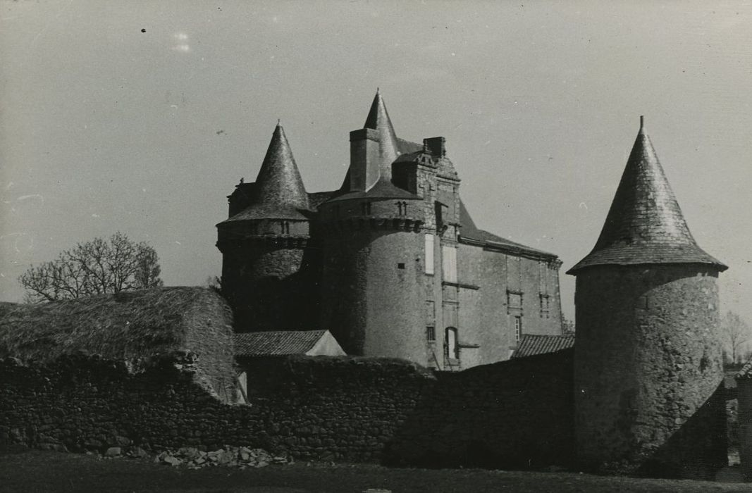 Château de la Coudraie-Noyers : Ensemble sud-ouest, vue partielle