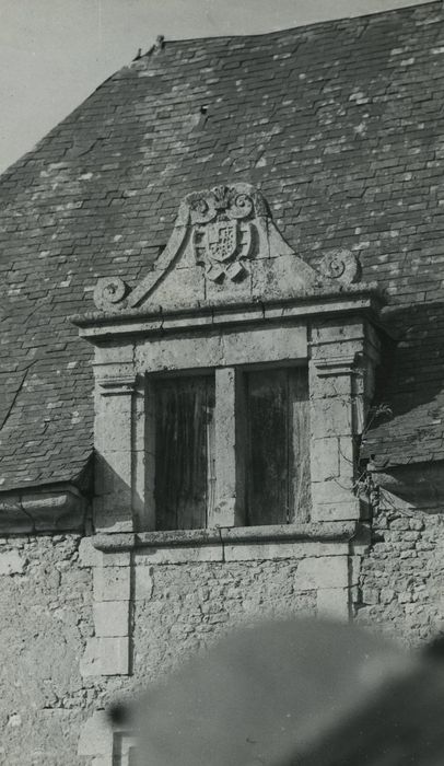 Château de Retournay : Façade est, détail d’une lucarne