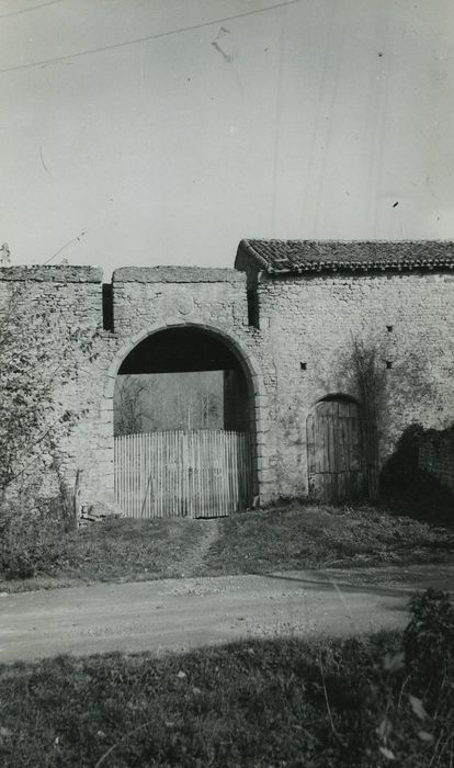 Château de Retournay : Portail d’accès sud, vue générale