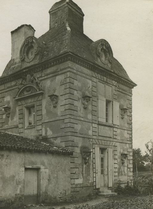 Restes de l'ancien château : Pavillon sud-ouest, façades nord et ouest, vue générale