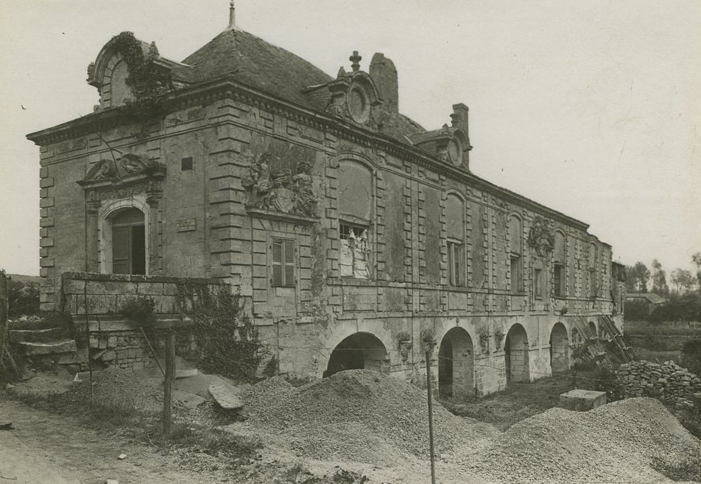 Restes de l'ancien château : Façades nord et ouest, vue générale