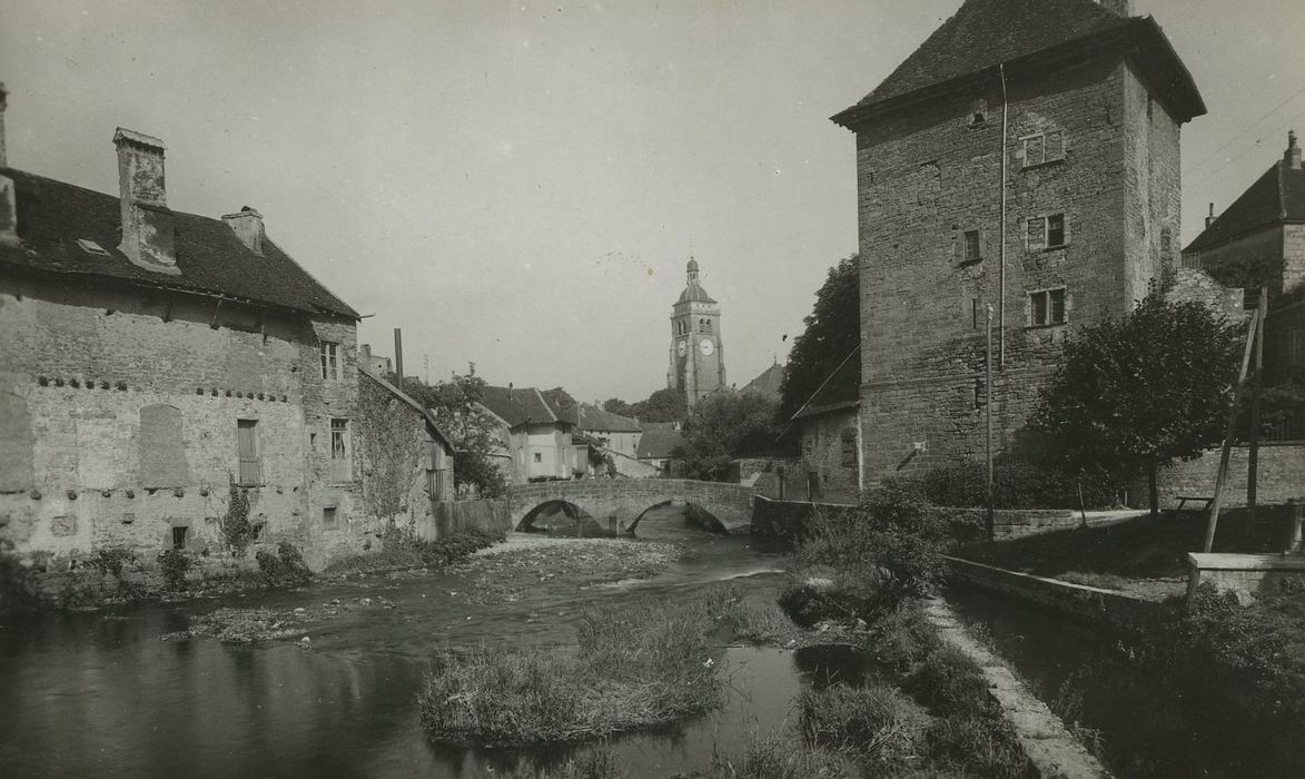 Tour Gloriette : Vue générale de la tour dans son environnement depuis le Sud