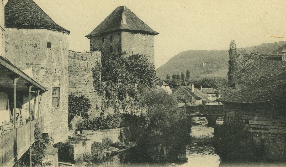 Tour Gloriette : Vue partielle de la tour dans son environnement depuis le Nord-Ouest