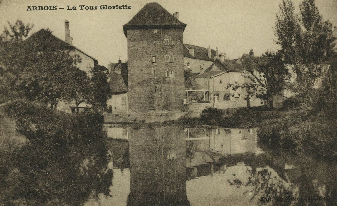 Tour Gloriette : Vue générale de la tour dans son environnement depuis le Sud