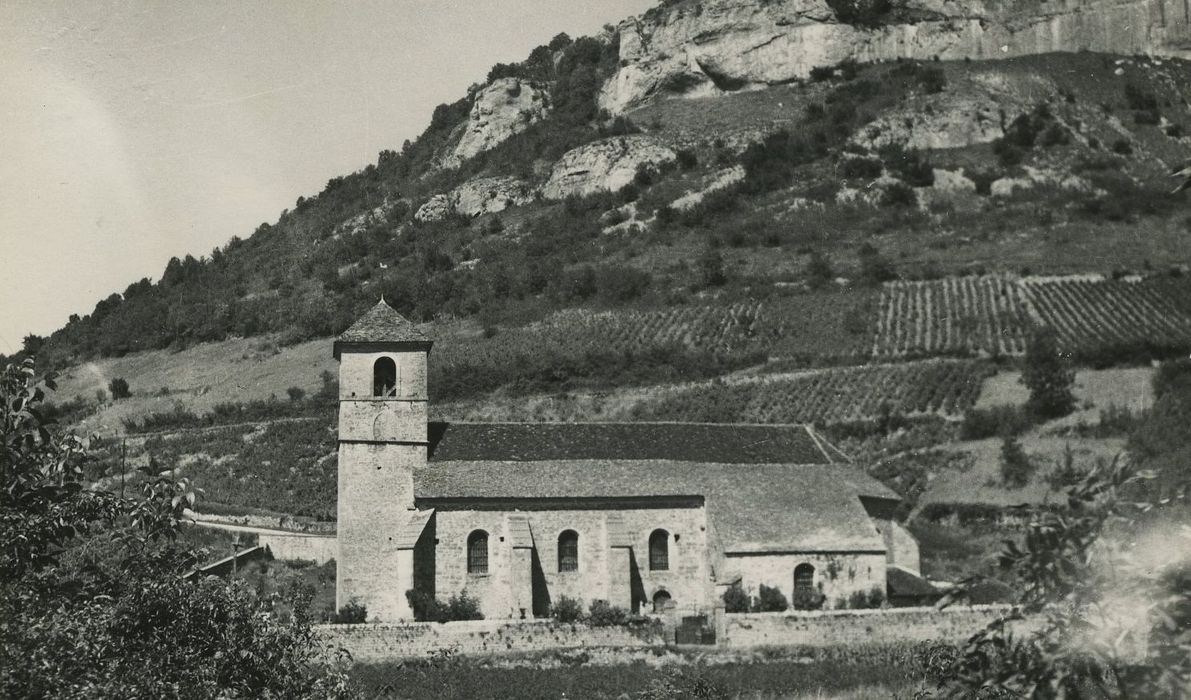 Eglise Saint-Jean-Baptiste : Vue générale de l’église dans son environnement depuis le Sud