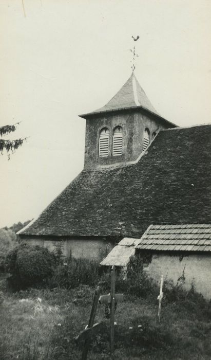 Eglise prieurale de Saint-Vivant : Façade latérale suid, vue partielle