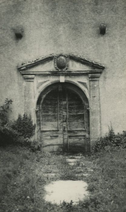 Eglise prieurale de Saint-Vivant : Portail occidental, vue générale