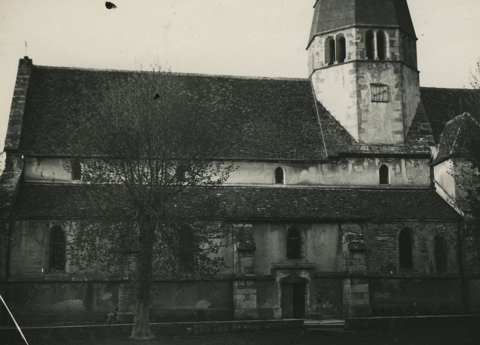 Eglise paroissiale : Façade latérale sud-ouest, vue partielle