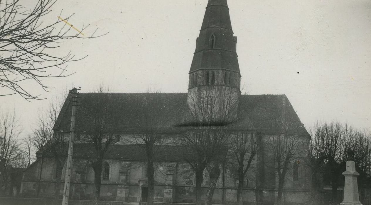 Eglise paroissiale : Façade latérale sud-ouest, vue partielle