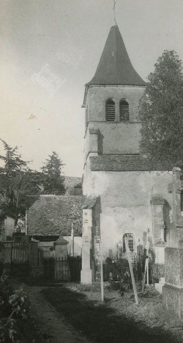 Eglise paroissiale : Façade latérale sud, vue partielle