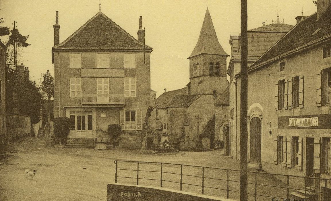 Eglise paroissiale : Vue partielle de l’église dans son environnement depuis l’Ouest