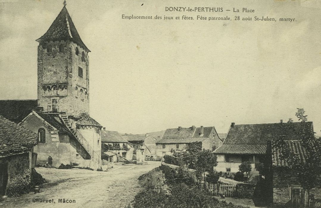 Eglise paroissiale : Vue partielle de l’église dans son environnement depuis le Sud