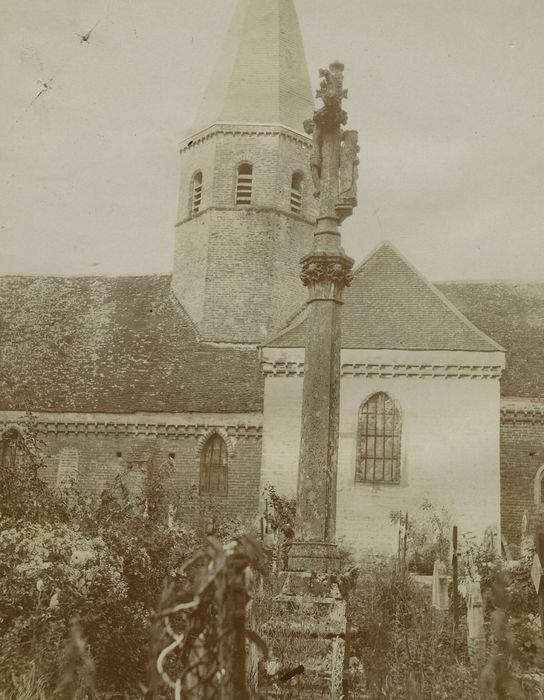 Croix de cimetière, vue générale